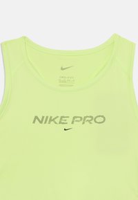 Neona dzeltena Nike Pro tank top ar apaļu kakla izgriezumu un melnajām "NIKE PRO" burtiem. Izgatavota no Dri-FIT materiāla, ar gludu tekstūru un piegulošu dizainu.