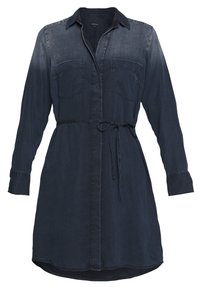 Abito a camicia in denim di un blu scuro con chiusura a bottoni, due tasche sul petto, maniche lunghe e una cintura in tessuto in vita.
