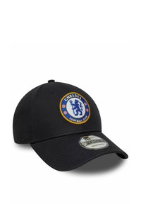 Schwarze Baseballmütze mit verstellbarem Riemen, auf der Vorderseite mit einem runden Chelsea FC-Logo in Blau und Gold, glatte Stoffoberfläche.