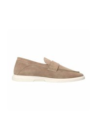 Beige Wildleder Slipper mit leicht spitzem Zehenbereich, einem Vorderfußriemen und einer weißen Gummisohle. Glatte Textur mit minimalen Nähdetails.