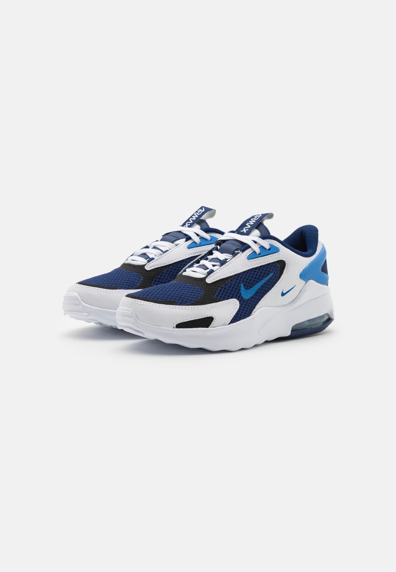 Zapatillas deportivas azules y blancas con superposiciones de malla y sintético, que presentan una suela texturizada, un collar acolchado y acentos en contraste.