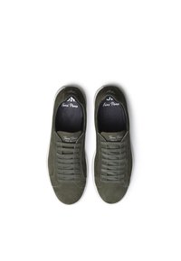 Zelene sneakers od brušene kože imaju zaobljen vrh, uzorak vezanja i bijeli gumeni potplat. Unutrašnjost pokazuje teksturiranu tamnu ulošku s brendiranjem.