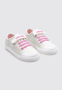 Zapatillas blancas con una parte superior brillante, cordones rosas y una correa de Velcro. Suela de goma lisa con punta redondeada. Marca visible en la correa.