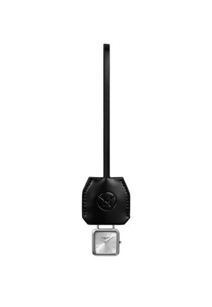 Reloj cuadrado plateado con esfera blanca y correa negra, unido a una funda de cuero negra con logo en relieve.