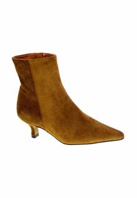 Stivaletto in suede marrone con punta affusolata, tacco corto e impilato e fodera interna liscia. Parte superiore testurizzata con una silhouette elegante.