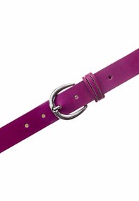 Fuchsia Leder-Gürtel mit einer silbernen runden Schnalle, mehreren Einstelllöchern und zwei kontrastierenden Stichlinien für Details.