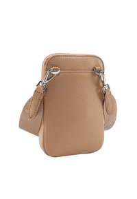 Tan usnjena crossbody torba z teksturirano površino, zadrgo za zapiranje, srebrnim okovjem in nastavljivim trakom za prilagodljivost.