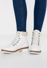 Tamaris Stivaletti stringati - white