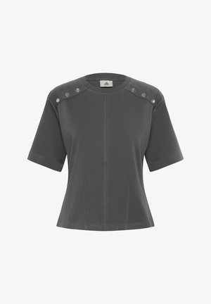 Hall kivivärvi lühikeste varrukatega tops, mis on valmistatud pehmest kangast, ümmarguse kaelusega, dekoratiivsete hõbedaste nööpide ja kinnitatud disainiga õlgadel.