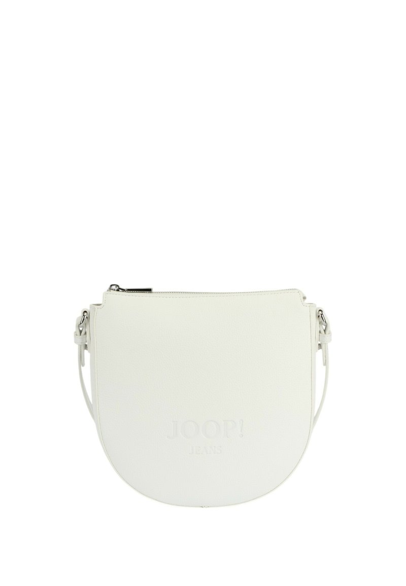 Biela crossbody taška s okrúhlou siluetou, vyrobená z textúrovaného materiálu. Obsahuje zipsové zapínanie a embosované logo "JOOP! JEANS".
