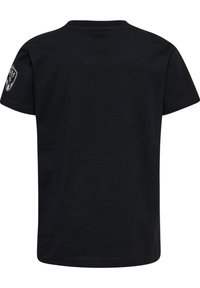 Svart bomullströja med korta ärmar. Har en rundad halsringning och en logotyp-patch på vänster axel. Slät textur, enkel design.