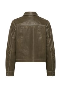 Geacă maro din piele cu cusături albe, manșete cu nasturi și guler clasic, văzută din spate pe un fundal alb.