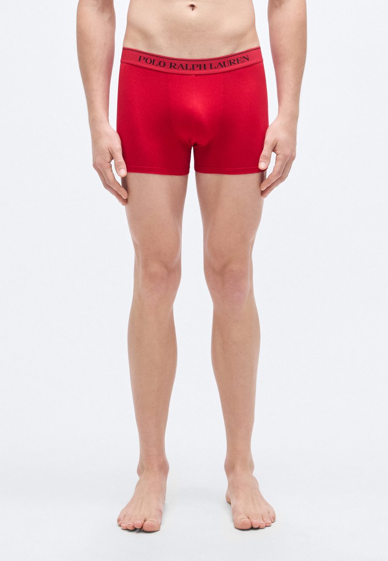 Røde boksershorts laget av elastisk stoff, med en svart midjebånd med "POLO RALPH LAUREN"-logo. Elegant og tettsittende design.
