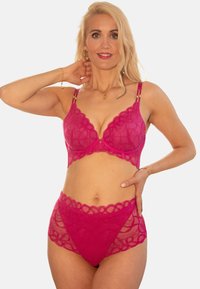 Fuchsia Spitzen-Unterwäsche-Set mit gepolstertem, gewelltem BH und hochtaillierten Panties mit komplexen Ausschnittmustern und goldfarbenen Hardware-Details.