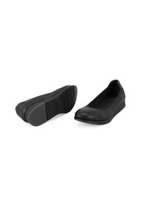 Zwarte leren platte schoenen met een ronde neus, elastische zijkanten en een gestructureerde rubberen zool voor grip. Glad geheel afwerking, naadloos ontwerp.