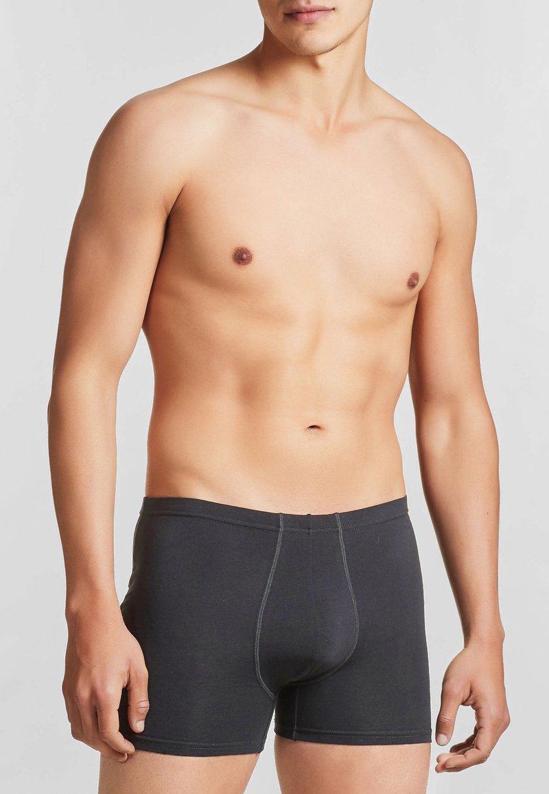 Boxer briefs neri realizzati in morbido cotone con un design aderente, dotati di una vita a contrasto e cuciture piane per garantire comfort.