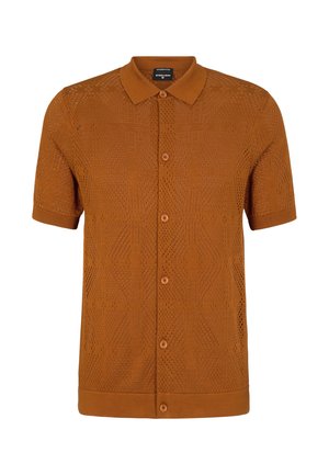 Korte mouw polo in een gestructureerde verbrande oranje brei, met een klassieke kraag, knoopsluiting en een geometrisch patroon.