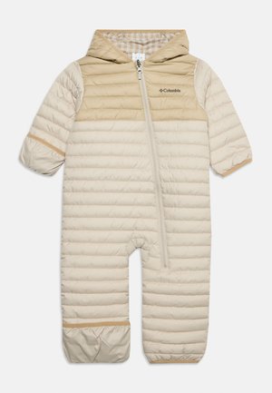 Combinaison de neige matelassée beige et beige clair pour bébé, avec capuche, fermeture éclair intégrale à l'avant et logo Columbia sur la poitrine.