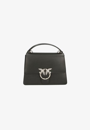 Borsa a mano in pelle nera con forma strutturata, caratterizzata da un motivo di uccello argentato e hardware circolare. Texture liscia e manico superiore per il trasporto.