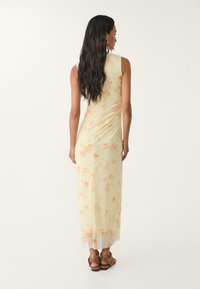 Stradivarius PRINTED - Robe longue - gold-coloured