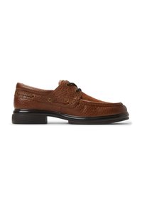 Scarpa da barca in pelle marrone con finitura testurizzata, punta rotonda e dettagli con lacci. Presenta occhielli dorati e una suola bassa in gomma nera.