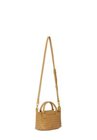 Borsa in pelle color cuoio con texture intrecciata, due manici e tracolla regolabile e removibile. Presenta dettagli in metallo dorato.