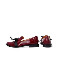 Rode patenten leren loafers met een zwart lintaccent, afgerond ontwerp van de neus en een lage zwarte hak. Voorzien van een contrasterende tan binnenkant.