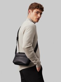 Calvin Klein MUST CAMERA BAG UNISEX - Borsa a tracolla - black