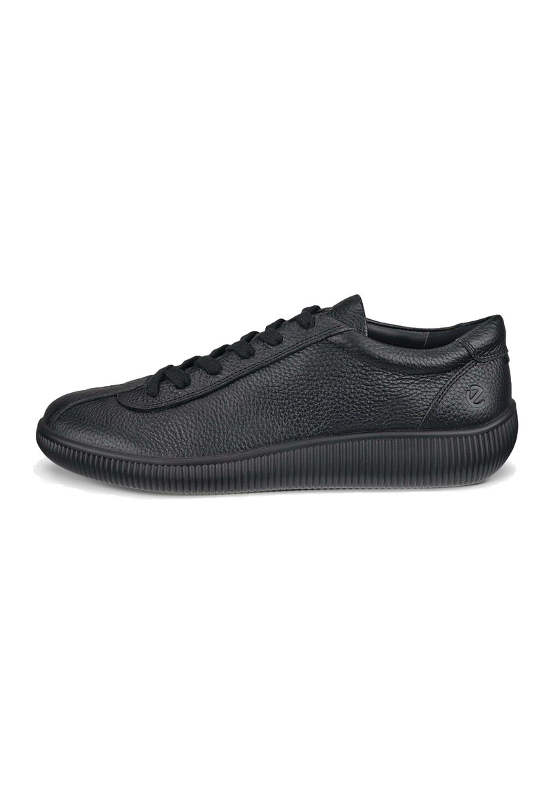 Sneaker in pelle nera con superficie testurizzata, punta tonda, suola piatta in gomma nera e sei paia di occhielli per lacci neri. Logo sul tallone.
