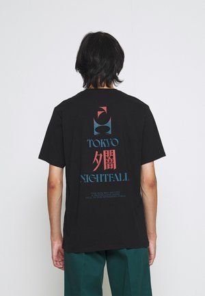 Czarny bawełniany t-shirt z grafiką na plecach, na której widnieje napis "TOKYO NIGHTFALL" w czerwonym i niebieskim kolorze wraz z abstrakcyjnymi kształtami. Luźny krój, krótkie rękawy.