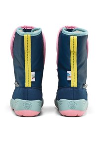Kinder-Winterstiefel in Navy, Pink und Hellblau mit gelben Ziehschlaufen, weicher Innenausstattung und "Affen Zahn"-Logo auf den Fersensohlen, von hinten gezeigt.