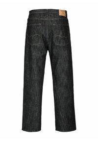 Pantalones vaqueros de mezclilla oscura con corte recto en las piernas, que cuentan con un parche trasero de cuero, dos bolsillos traseros y detalle de costuras contrastantes.