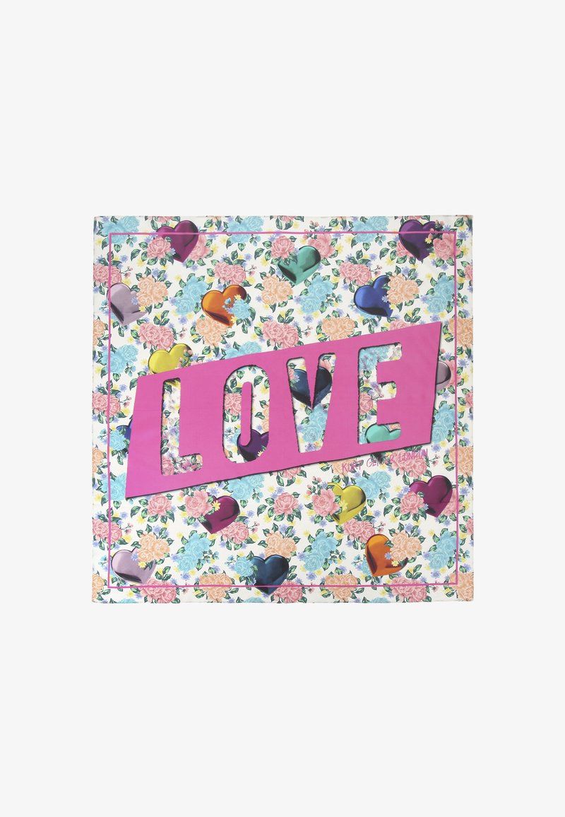 Biglietto rosa brillante con testo "LOVE" ritagliato, circondato da un motivo floreale con cuori colorati in varie tonalità su uno sfondo chiaro.