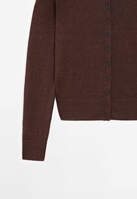 Bruine gebreide cardigan met een knoopsluiting aan de voorkant, geribbelde manchetten en zoom. De stof heeft een gladde textuur en een aansluitend ontwerp.
