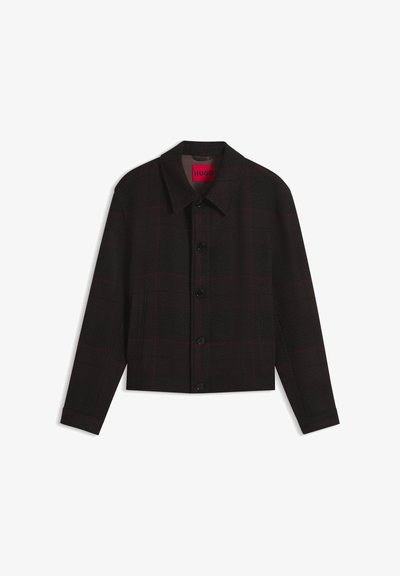 Veste noire à boutons avec un subtil motif à carreaux rouges, manches longues, col et poches avant, étiquetée HUGO à l'intérieur du col.