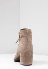 Pier One Tronchetti - beige