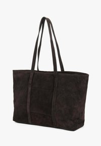 Czarna zamszowa torba typu tote z długimi uchwytami, przestronnym wnętrzem i boczną kieszenią. Projekt charakteryzuje się gładką teksturą i jednolitym kolorem.