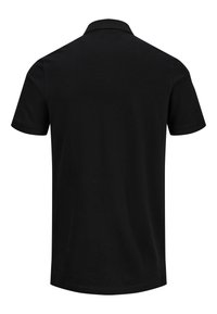 Lihtne must lühikeste varrukatega polosärk, nähtav tagantpoolt, klassikalise kraega ja ilma nähtavate logode või disainideta.