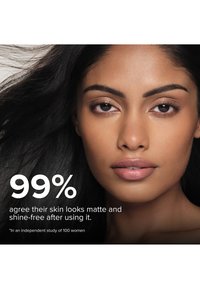 Close-up van een gezicht met een gladde, matte huid; medium bruine teint; donker haar dat vloeiend valt; natuurlijke lippen; witte achtergrond met grote statistische tekst.
