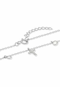 Bracciale in argento con ciondolo a croce decorato con gemme trasparenti e un piccolo ciondolo circolare. Lunghezza regolabile con chiusura a moschettone.