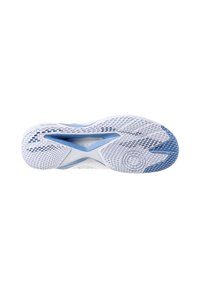Weißer Sportschuh mit blauen Akzenten, strukturiertem Gummioberfläche, Belüftungsöffnungen und charakteristischem Branding. Nicht-abfärbende Sohle.