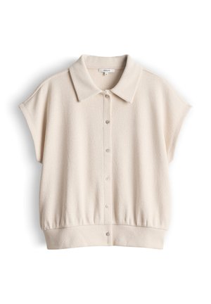 Beige gebreid overhemd met korte mouwen, knoopsluiting, brede kraag en elastische zoom, plat gelegd op een witte achtergrond.