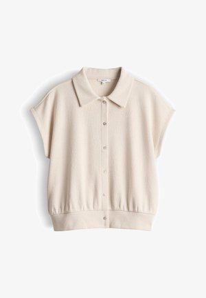 Beige gebreid overhemd met korte mouwen, knoopsluiting, brede kraag en elastische zoom, plat gelegd op een witte achtergrond.