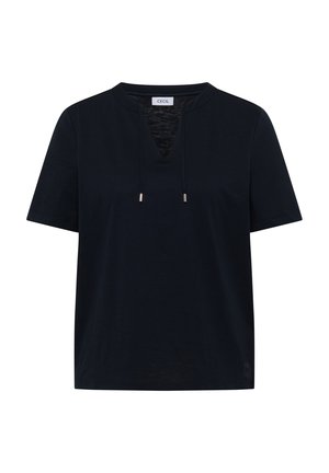 Camiseta negra de manga corta con cuello redondo y corte en V, que cuenta con un cordón ajustable con puntas metálicas y una pequeña etiqueta de la marca en el interior del cuello.