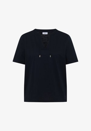 Schwarzes kurzärmeliges Hemd mit rundem Ausschnitt und V-Schnitt, ausgestattet mit einem Kordelzug mit Metallenden und einem kleinen Markenetikett innen am Kragen.