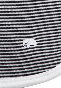 Tissu rayé noir et blanc avec un petit logo d'ours. Texture lisse avec des bords arrondis et un ourlet blanc. Matériau tricoté, design décontracté.