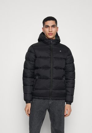 Sort pufferjakke med hætte, som har lynlåslukning, elastiske manchetter og sidelommer. Glat tekstur med quiltet mønster.