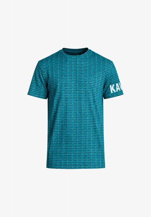 Camiseta azul de manga corta con patrón repetido de texto negro "KRAV" y texto blanco en negrita "KA" en la manga izquierda.