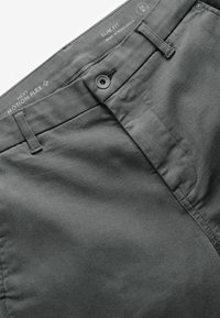 Slim fit grå bukser lavet af et struktureret stof. Har en knaplukning og bæltesløjfer, med "Motion Flex" branding på linningen.