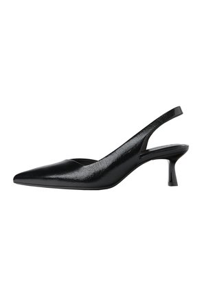 Mustat slingback-korkokengät, joissa on kärjellinen muoto, valmistettu ryppyisestä nahasta, ohuella kantapäällä ja avoimella sivusuunnittelulla.
